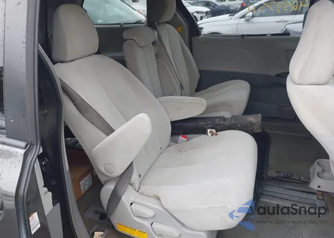 2012 Toyota Sienna Le V6 8 Passenger z USA, uszkodzony, nr VIN 5TDKK3DC6CS250837